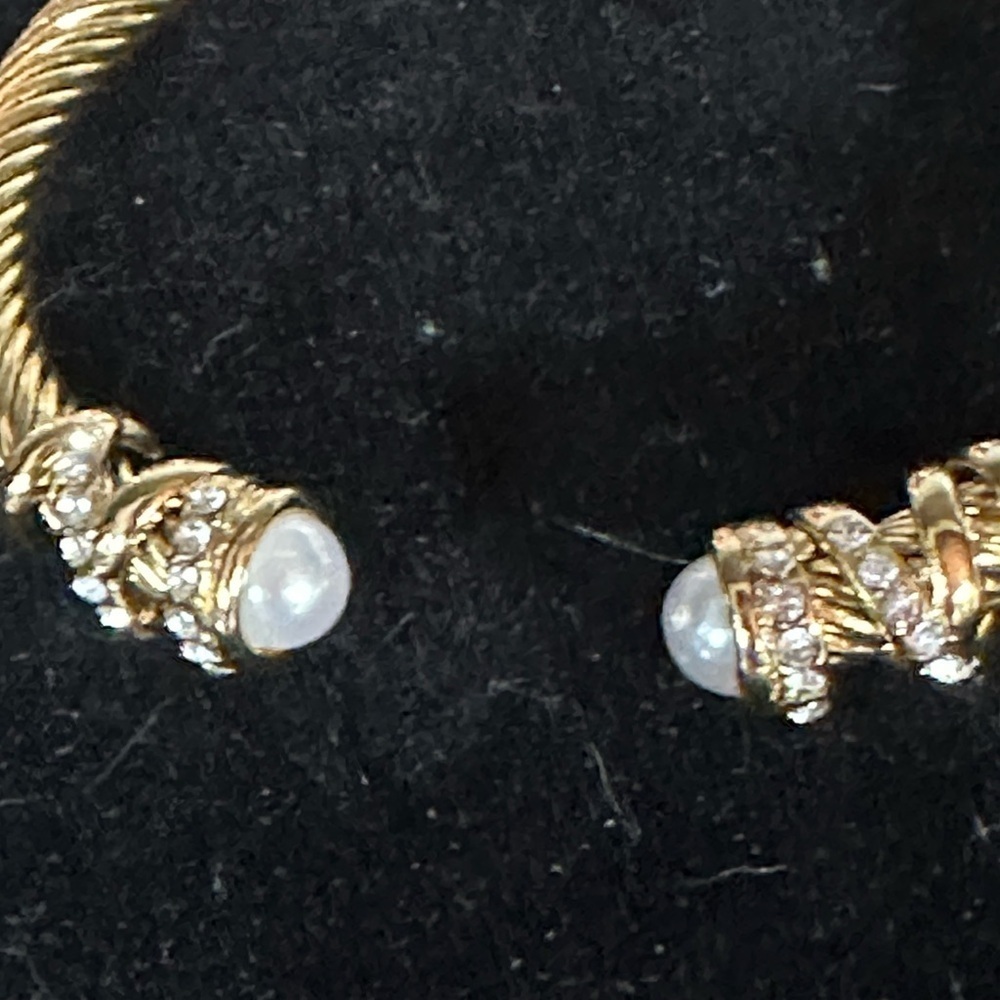- Sophisticated Gold Bracelet. Titanium with pear colored stones & clear stone - Picture 4 of 6